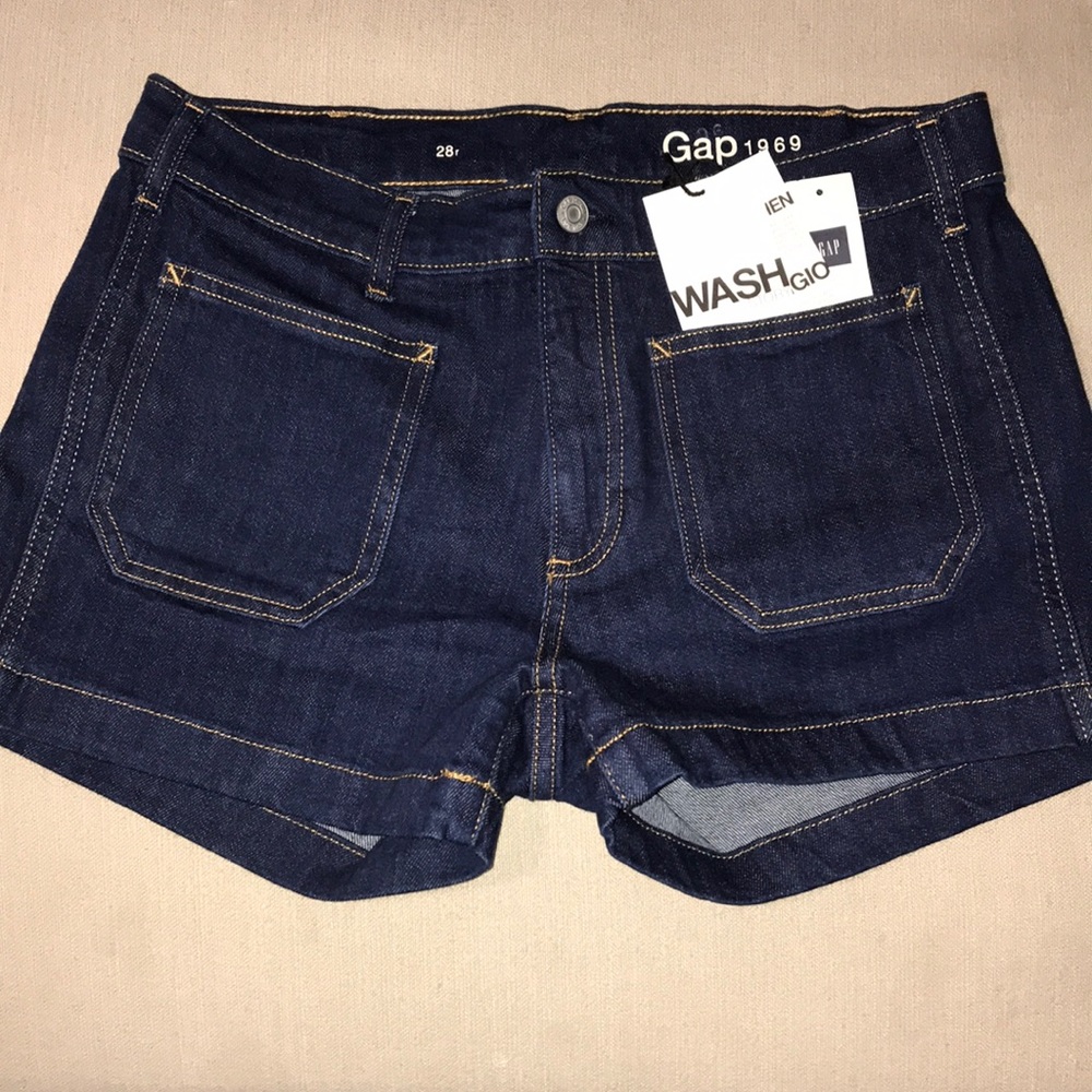 NWT Gap denim short size 28r with cute pockets